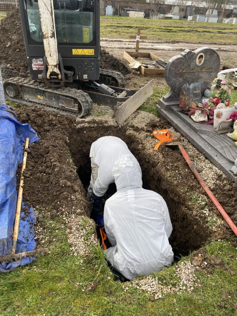 Bank op een groen gazon