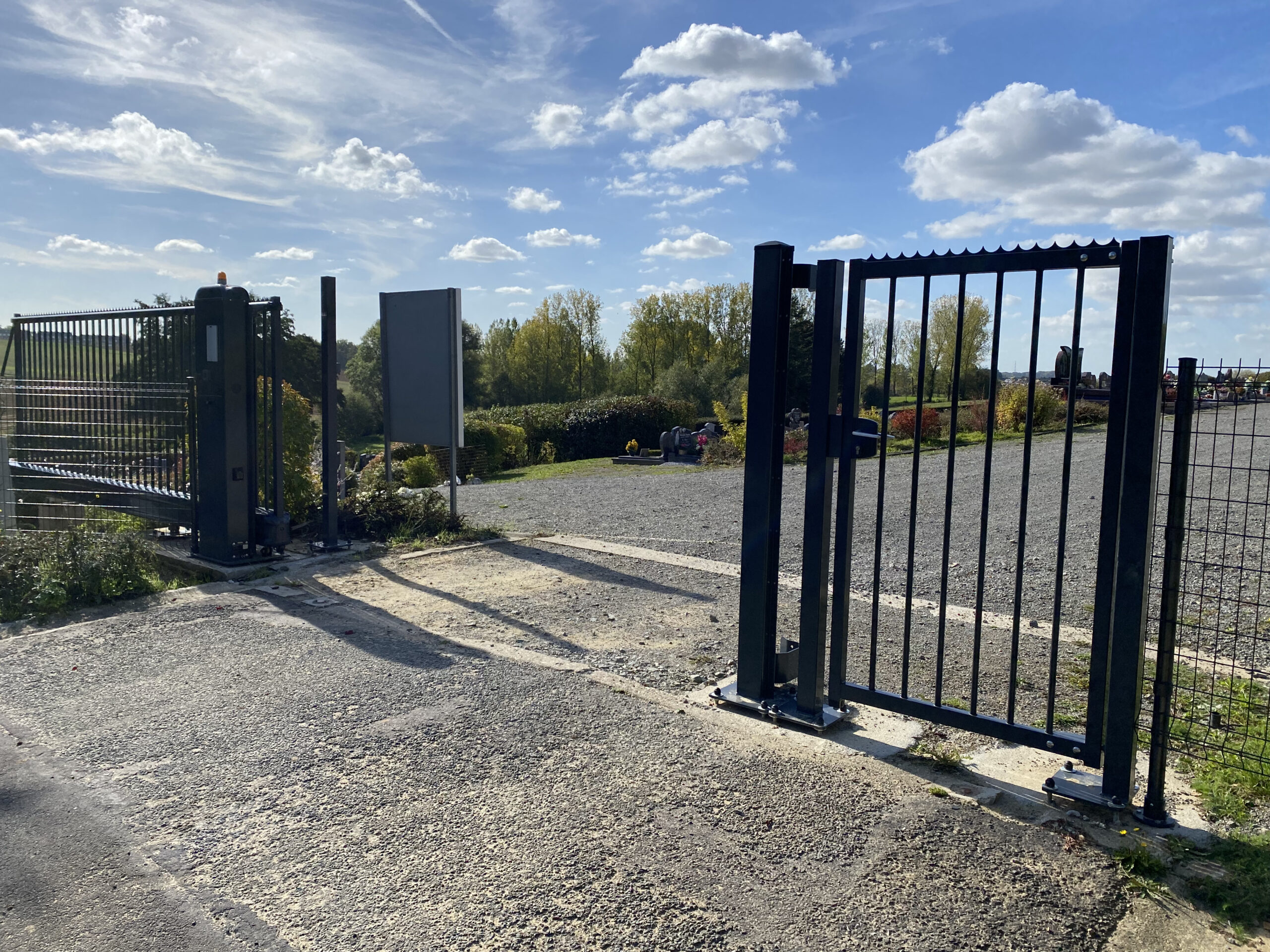 Bank op een groen gazon