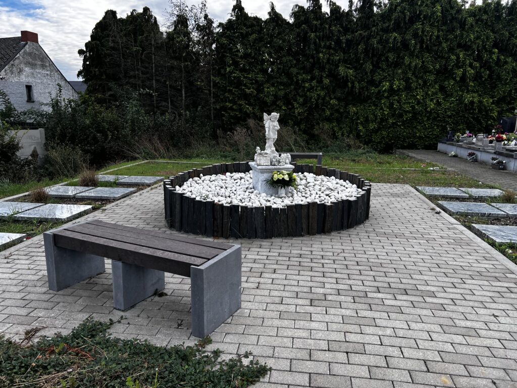 Bank op een groen gazon